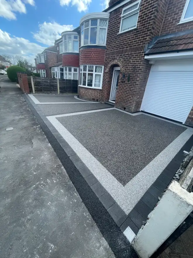 Azzuro Blue Border & Anthracite Resin Driveway with Integrated Spotlights